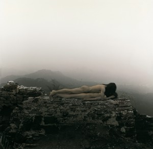 Rong-Rong-inri-In-the-great-wall-3-2000-handcolorierter-Silbergelantin-Print-100x100cm